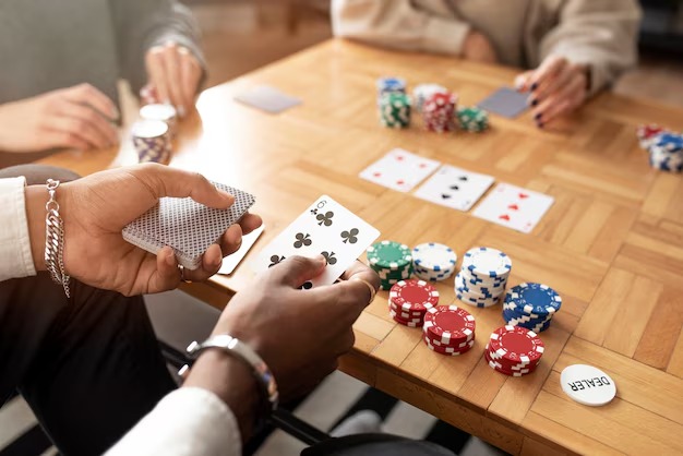 4777bat মোবাইল অ্যাপের হোম স্ক্রিন Aviator এবং Live Casino গেম দেখাচ্ছে